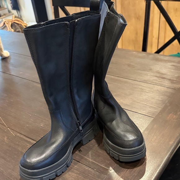 UGG Black Heeled Boots - Picture 4 of 5